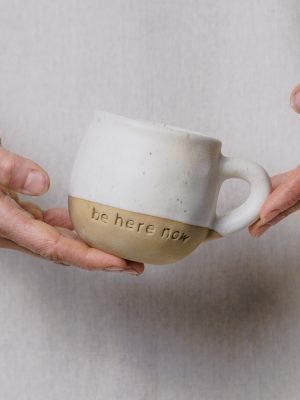 Caneca Outono “be here now” – off white