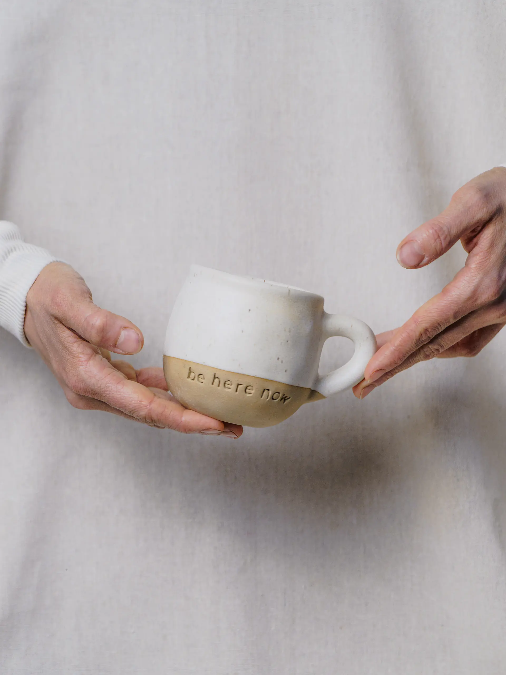Caneca Outono “be here now” – off white