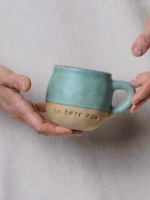 Caneca Outono “be here now” – verde