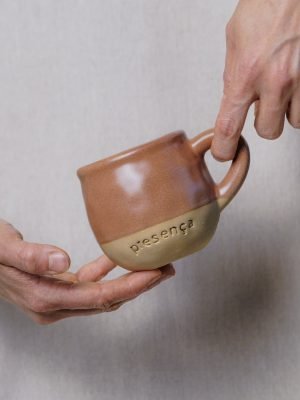 Caneca Outono “presença” – rosa terra