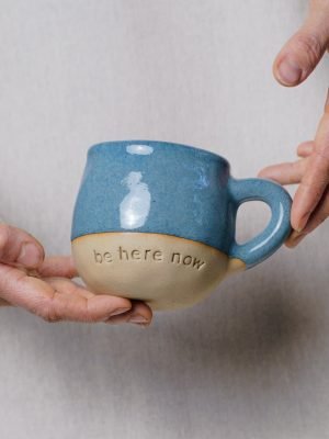 Caneca Outono “be here now” – azul mar