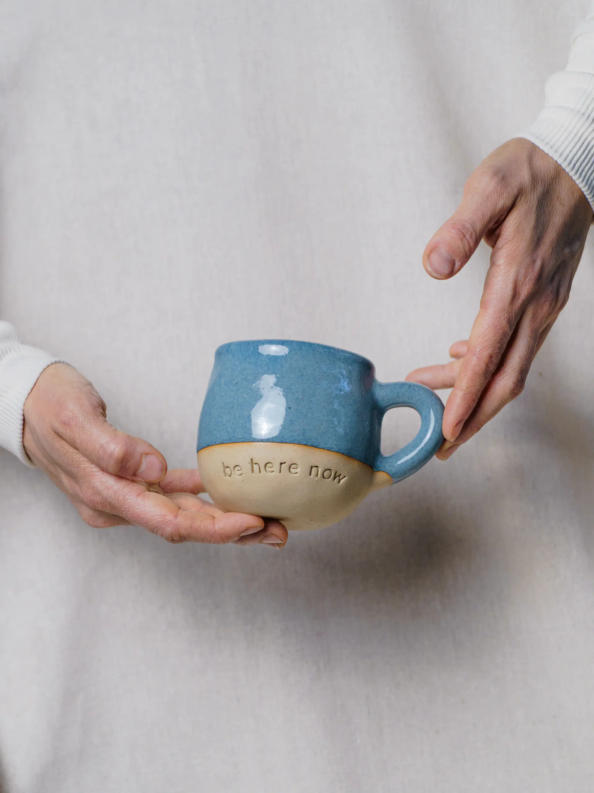 Caneca Outono “be here now” – azul mar