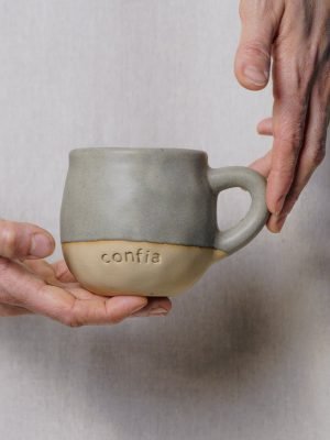 Caneca Outono “confia” – cinza