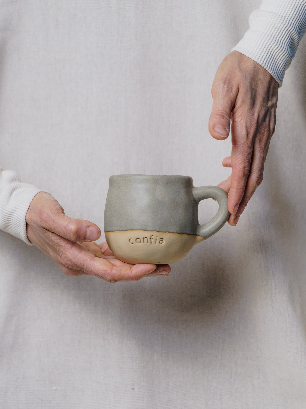 Caneca Outono “confia” – cinza